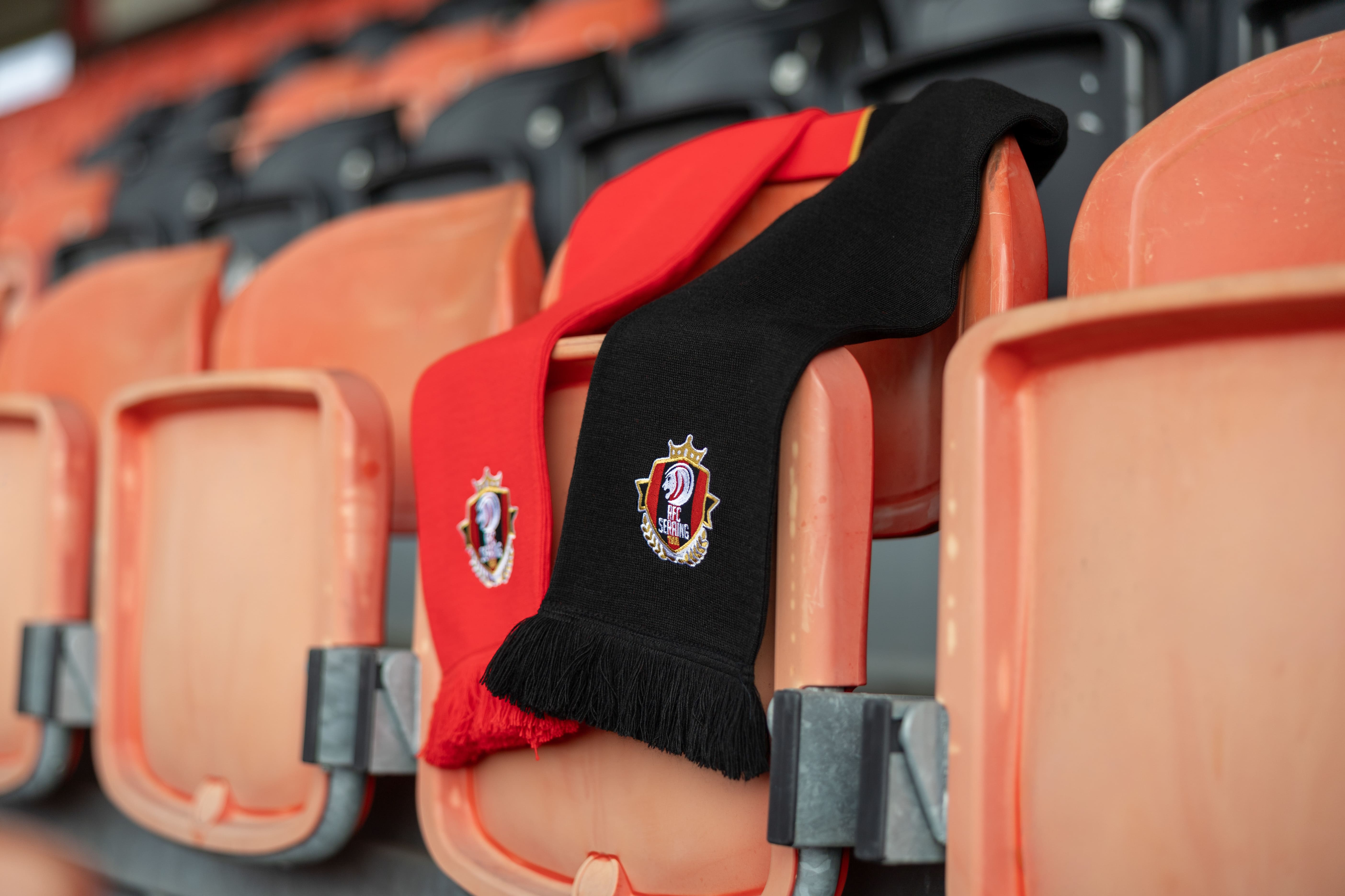 ÉCHARPE MOITIÉ ROUGE/MOITIÉ NOIR